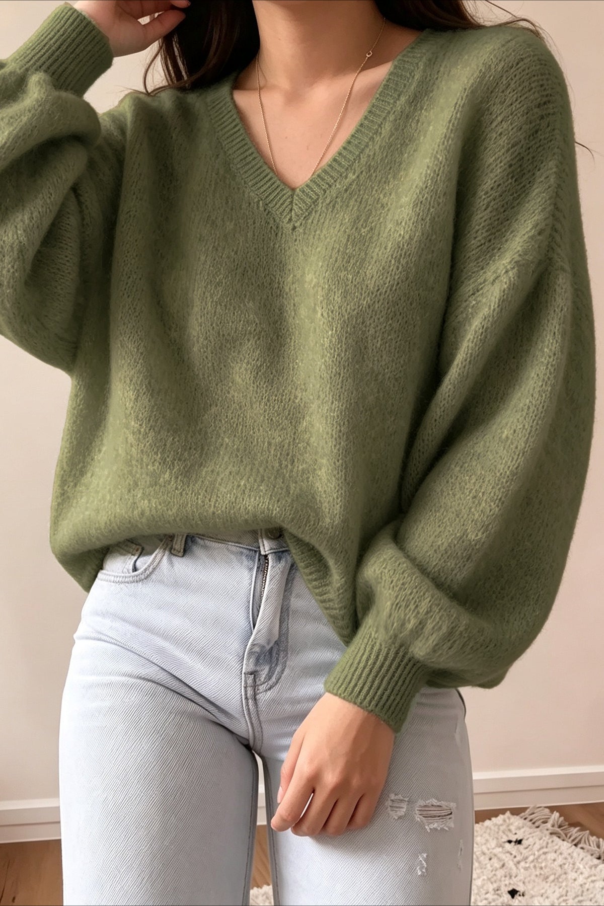 Olivgrüner Strickpullover an einem Model mit lässig-elegantem Styling