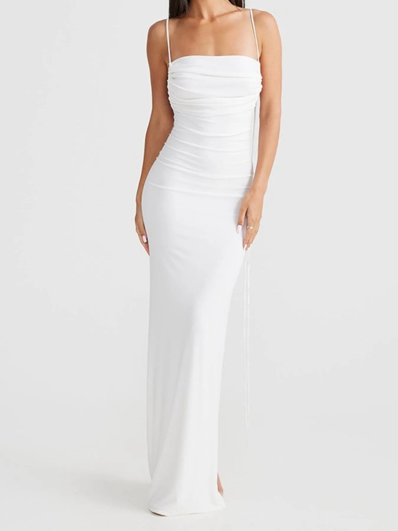 Figurbetontes Damenkleid mit hohem Seitenschlitz