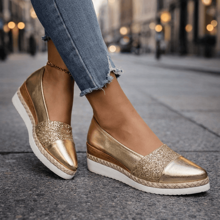 Elegante Damen-Keilsandalen für Sommer und Alltag in Frontansicht