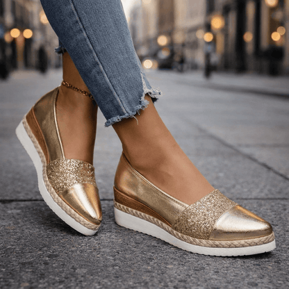 Elegante Damen-Keilsandalen für Sommer und Alltag in Frontansicht