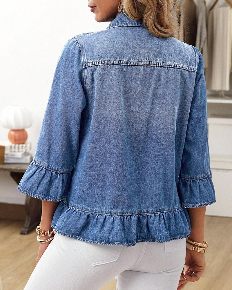 Rückansicht der Damen Jeansjacke mit 3/4-Arm und Rüschendetail