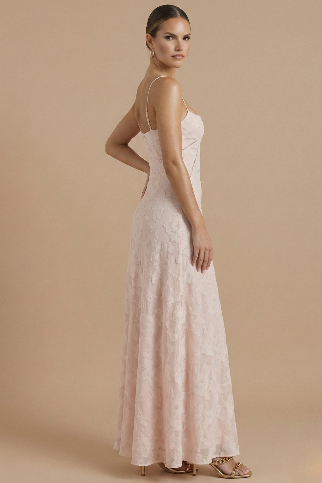 Florales Maxikleid mit dünnen Trägern für warme Tage