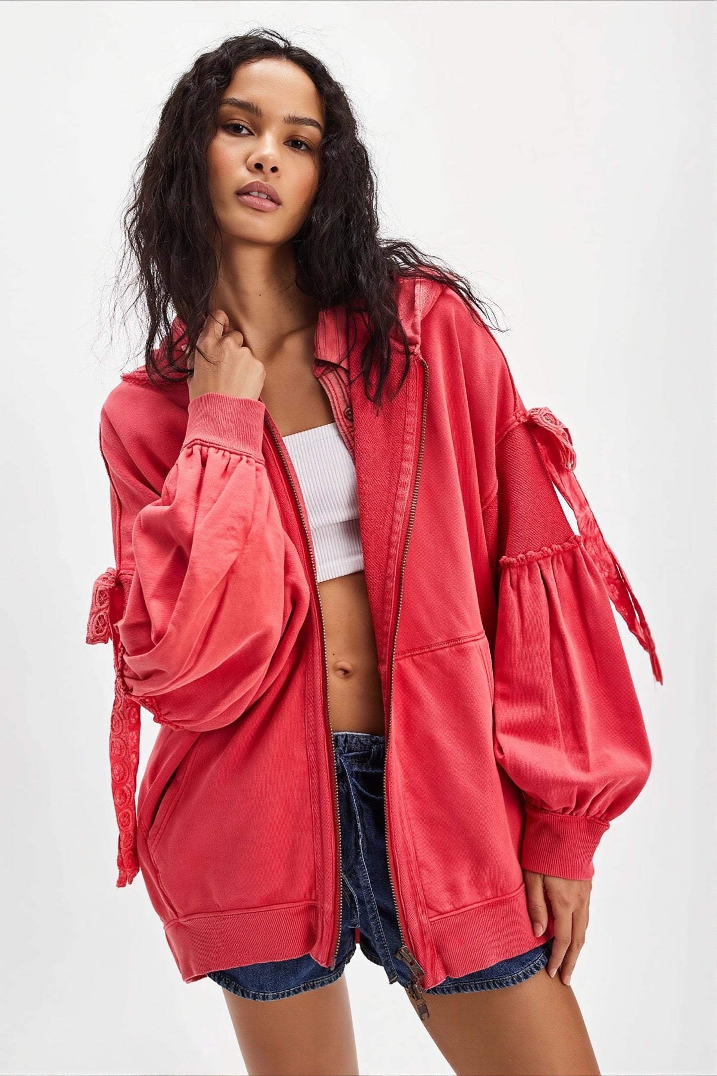 Damen Zip-Hoodie oversized mit Schnürärmeln in Vorderansicht