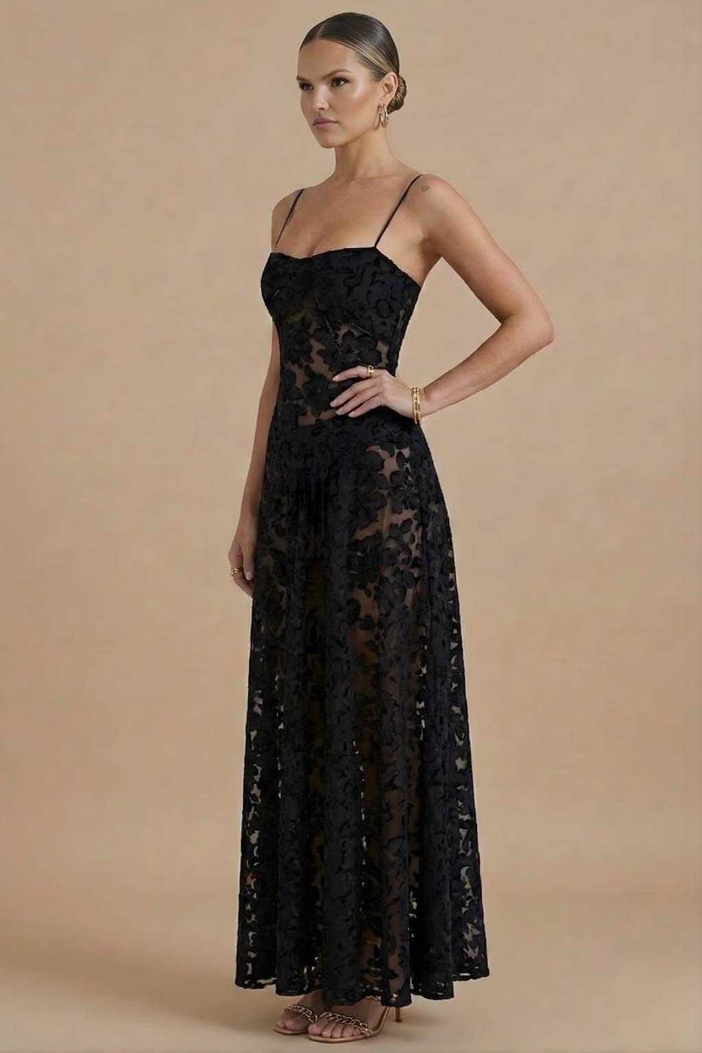 Damen-Maxikleid mit Blumenmuster und dünnen Trägern in voller Länge