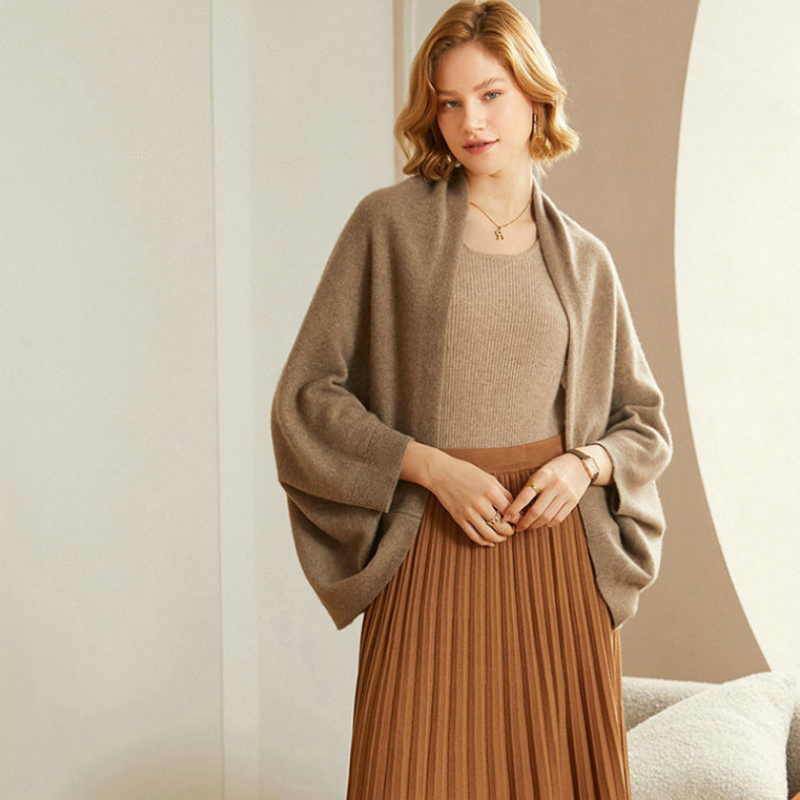 Vielseitig tragbarer Merino-Schal mit drapierter Form