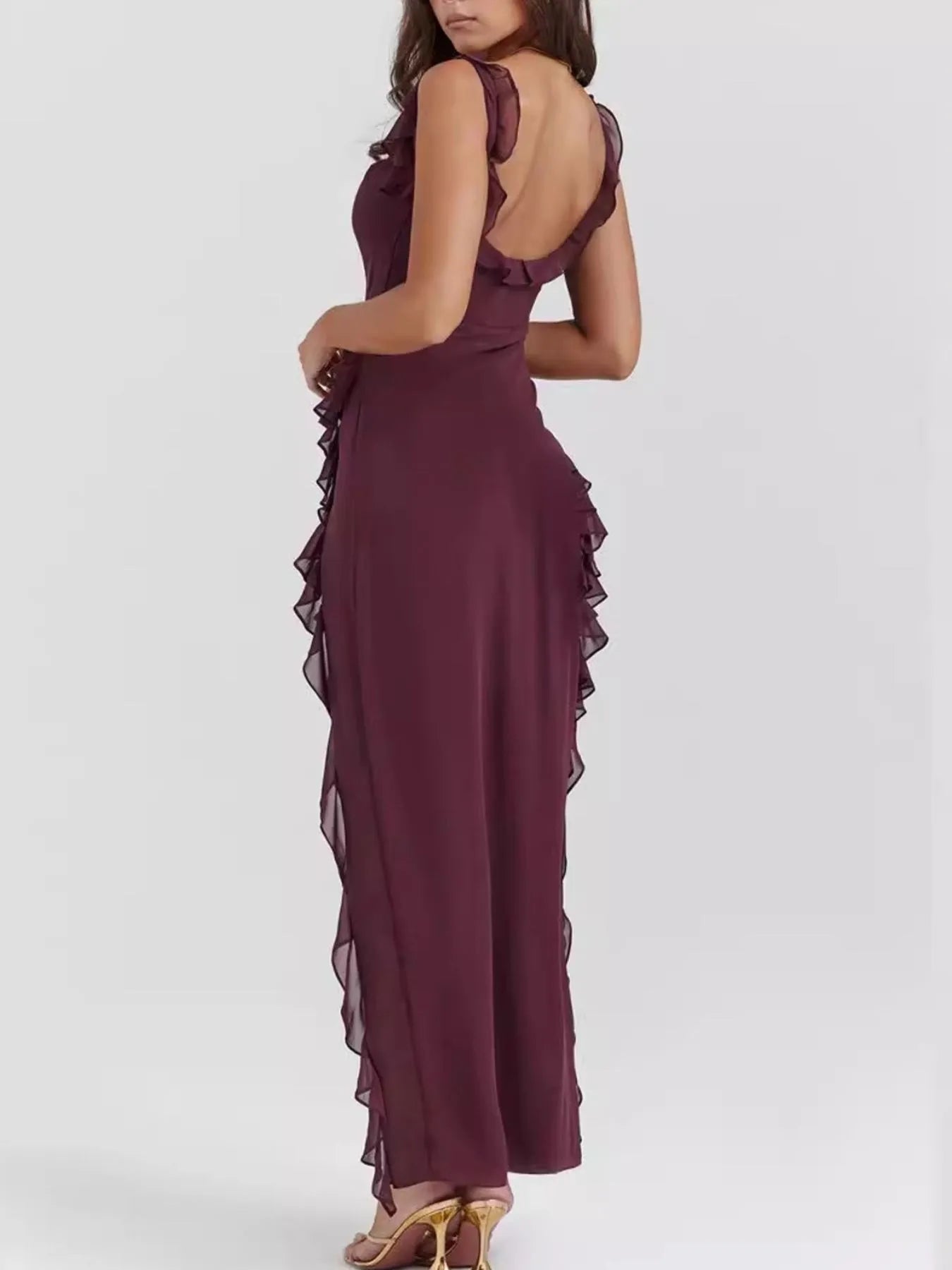 Rüschen am Oberteil des eleganten Damen-Maxikleids