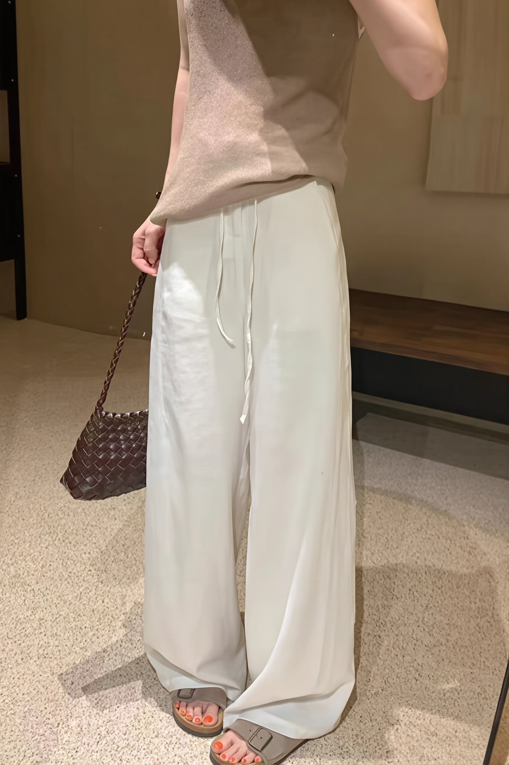 Damen Straight-Leg-Hose locker geschnitten als Ganzkörperansicht im Outfit