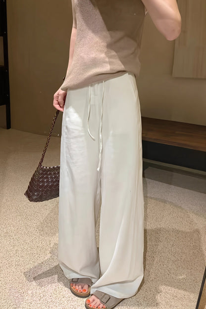 Damen Straight-Leg-Hose locker geschnitten als Ganzkörperansicht im Outfit