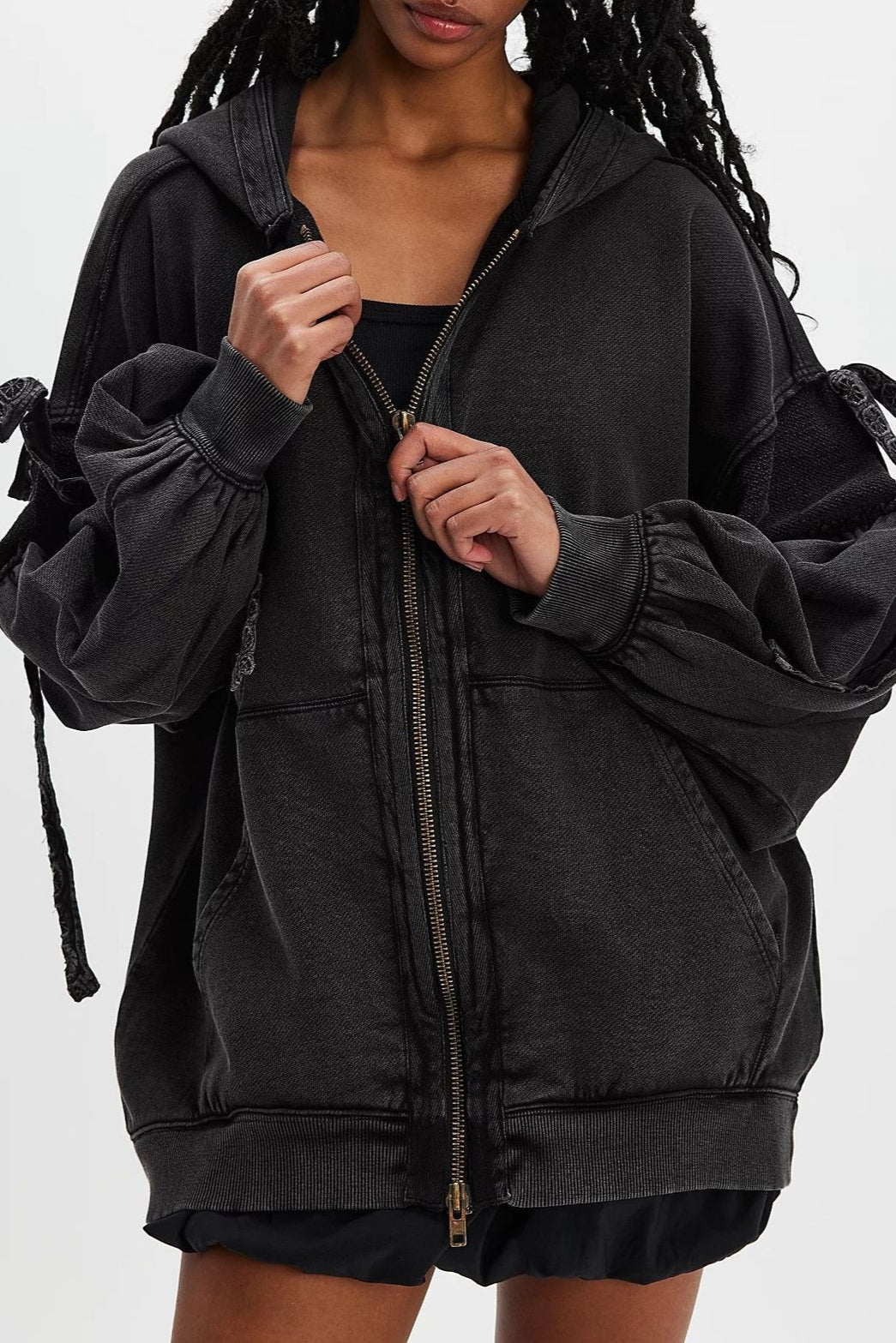Oversized Damen Zip-Hoodie mit Schnürärmeln in Nahaufnahme