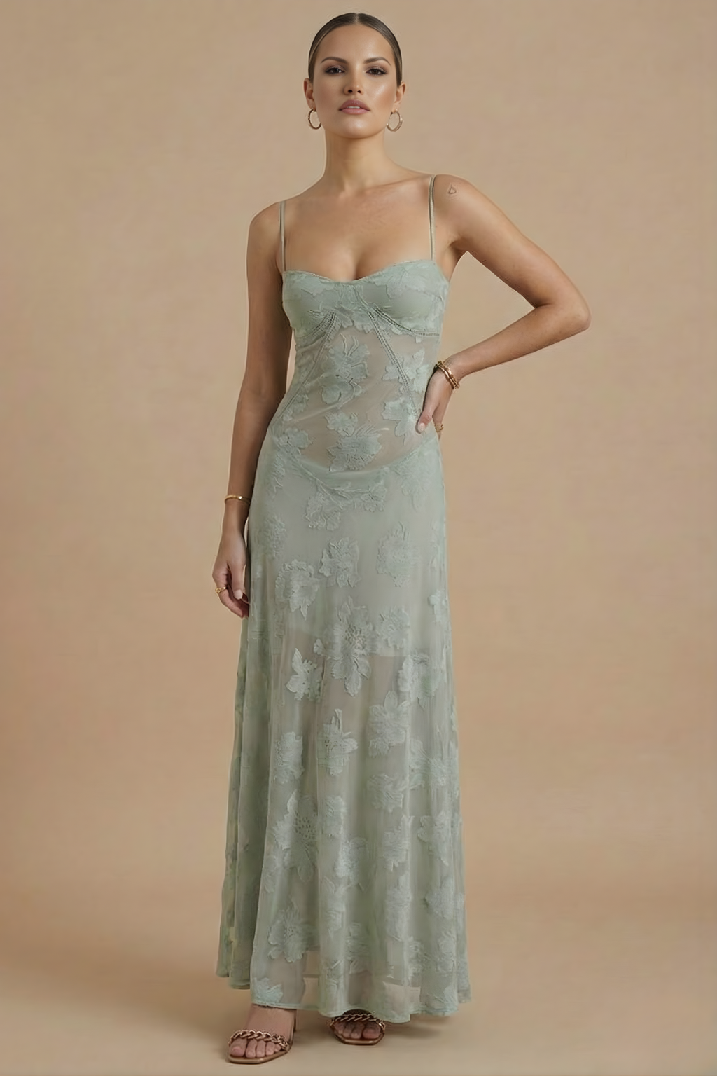 Sommerliches Maxikleid mit Blumenmuster aus der Vorderansicht