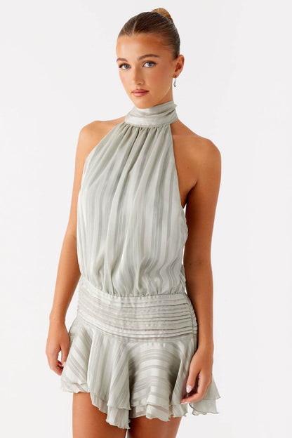Satin-Kleid mit gerafftem Ausschnitt und kurzen Rüschenärmeln