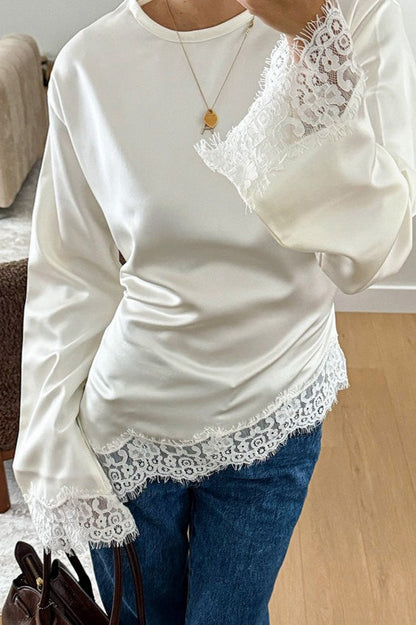 Damenbluse mit Spitzenbesatz und Volantärmeln, Rückansicht
