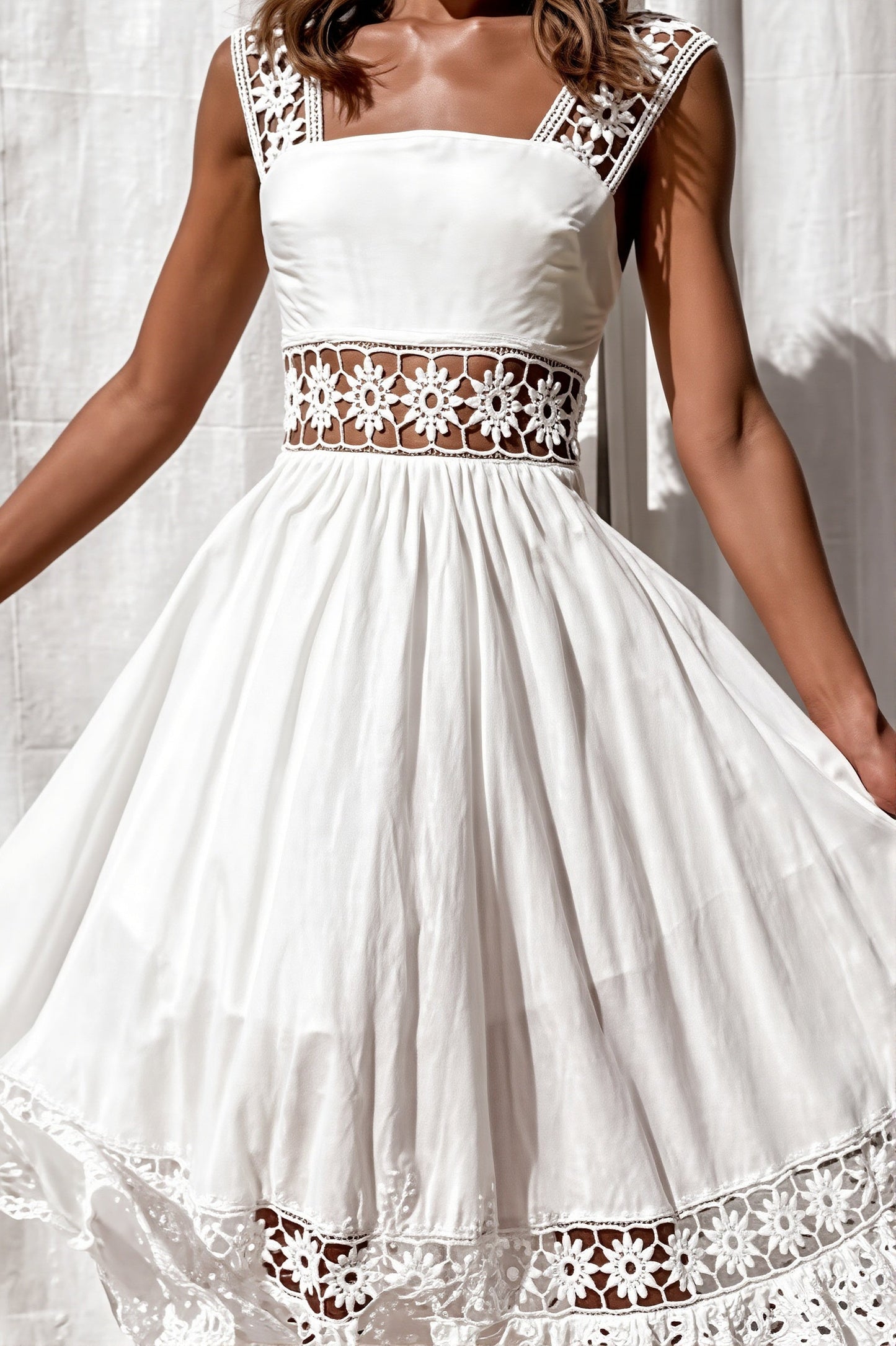 Detailaufnahme von Spitze und Cut-Outs am Damen-Maxikleid im Boho-Stil