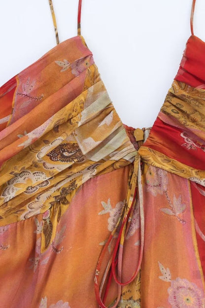 Damen Midikleid mit Blumenprint als kompletter Look getragen