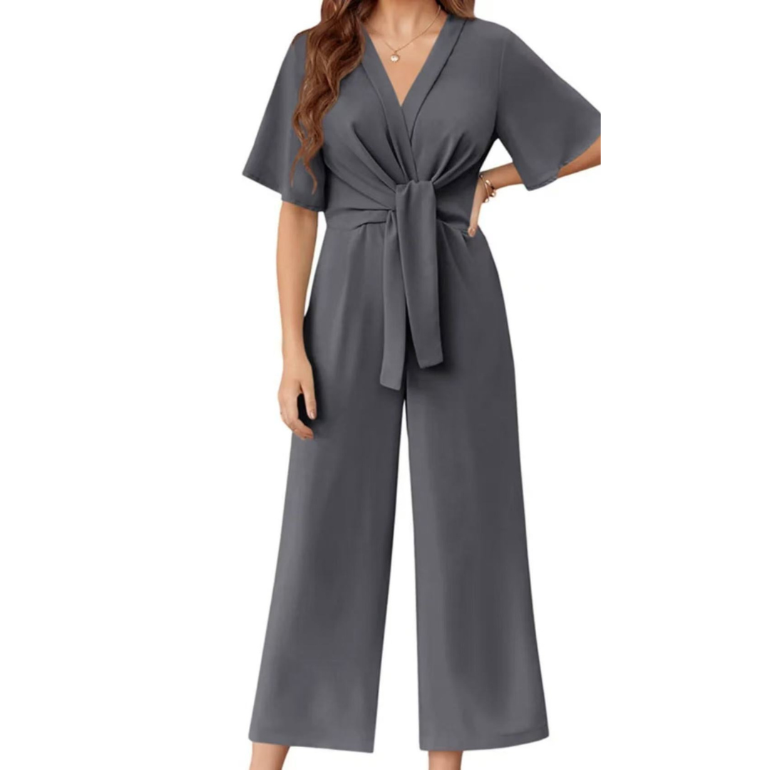 Seitenansicht eines Damen Jumpsuits mit V-Ausschnitt und fließender Silhouette