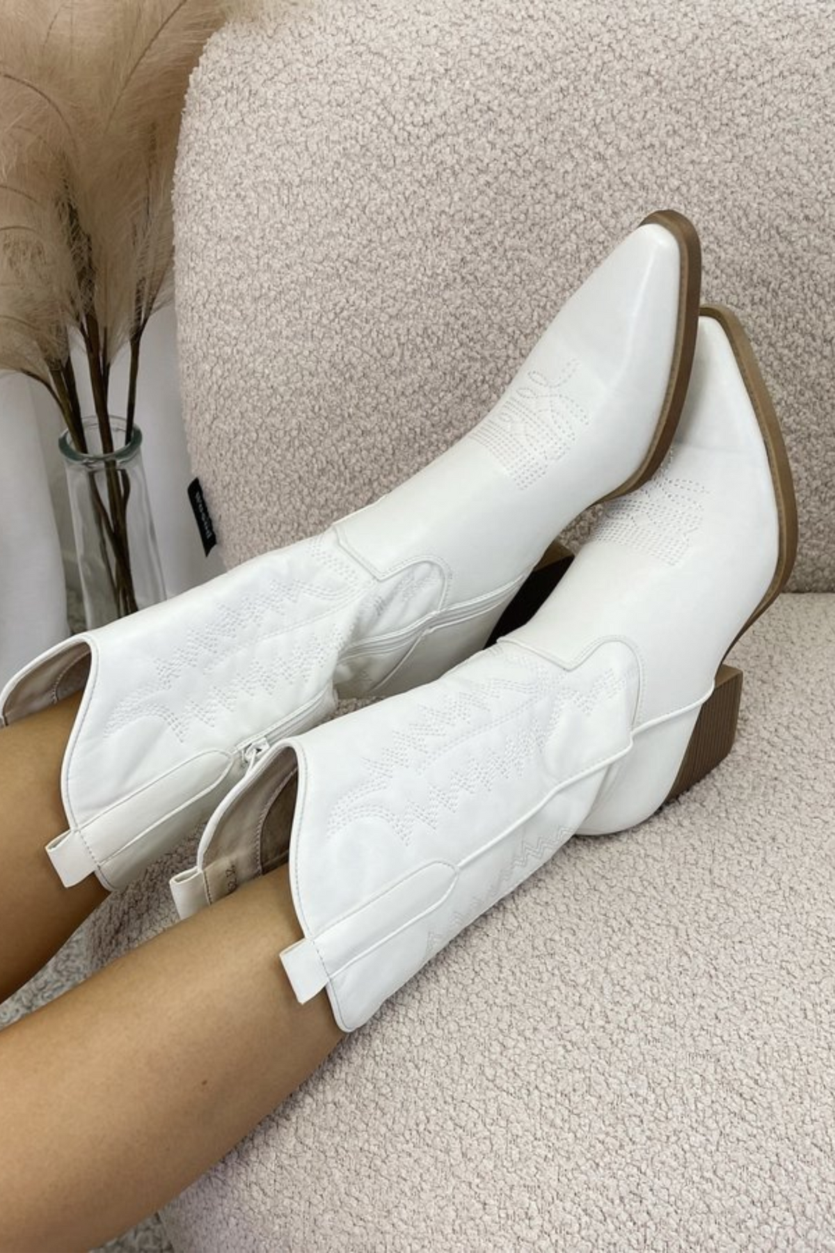 Hohe braune Westernstiefel für Damen mit markantem Cowboy-Look