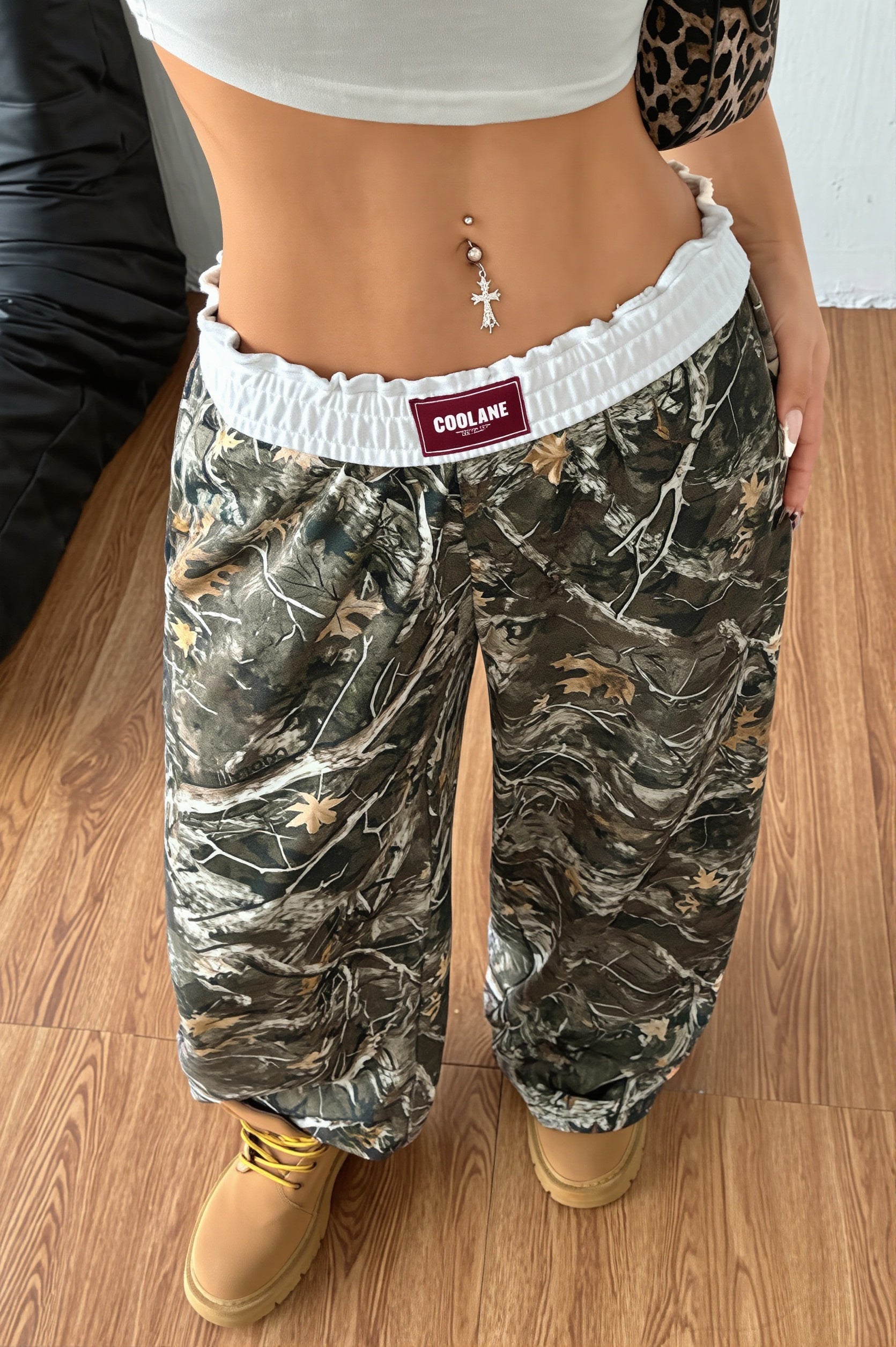 Damen weite High-Waist-Hose mit Print am Modell in ganzer Länge