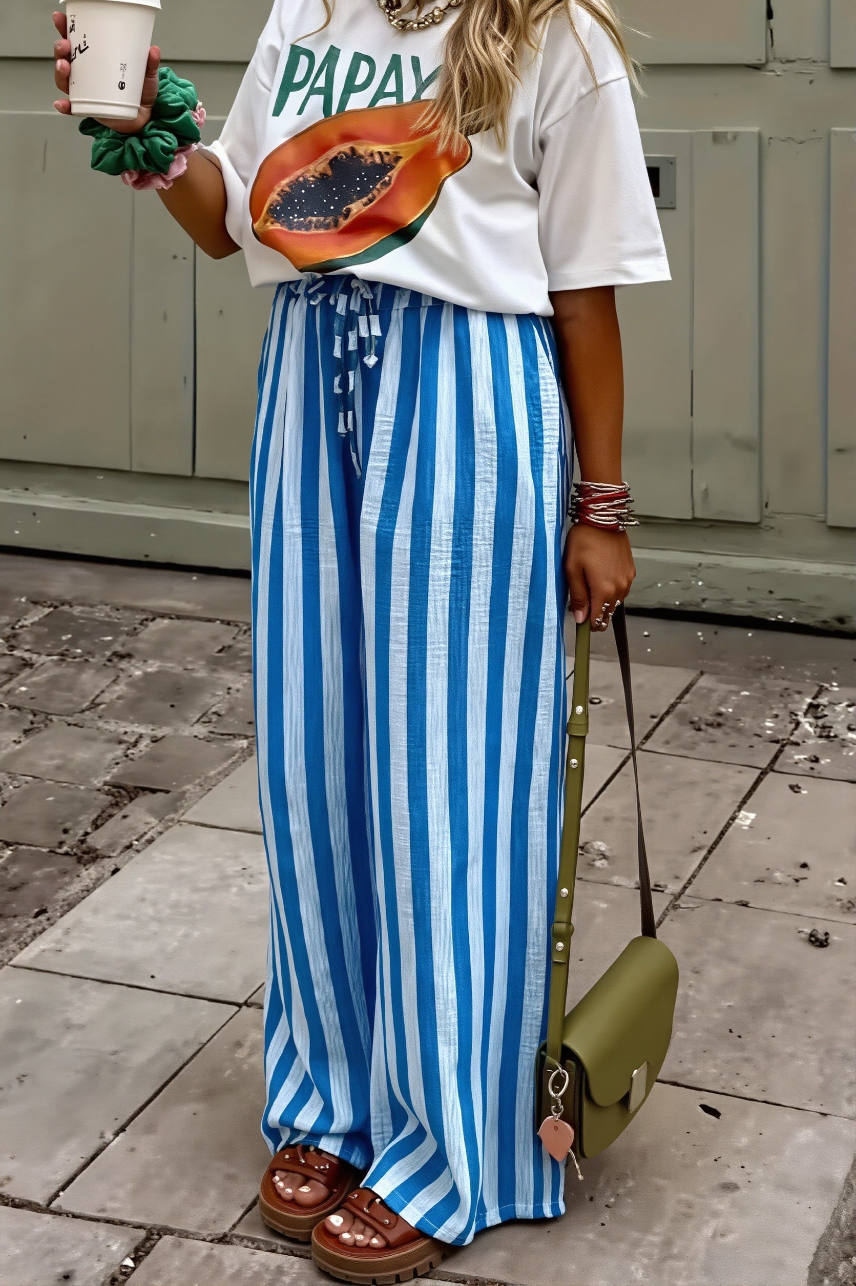 Damenhose mit geradem Bein und Colorblock-Streifenmuster in Seitenansicht