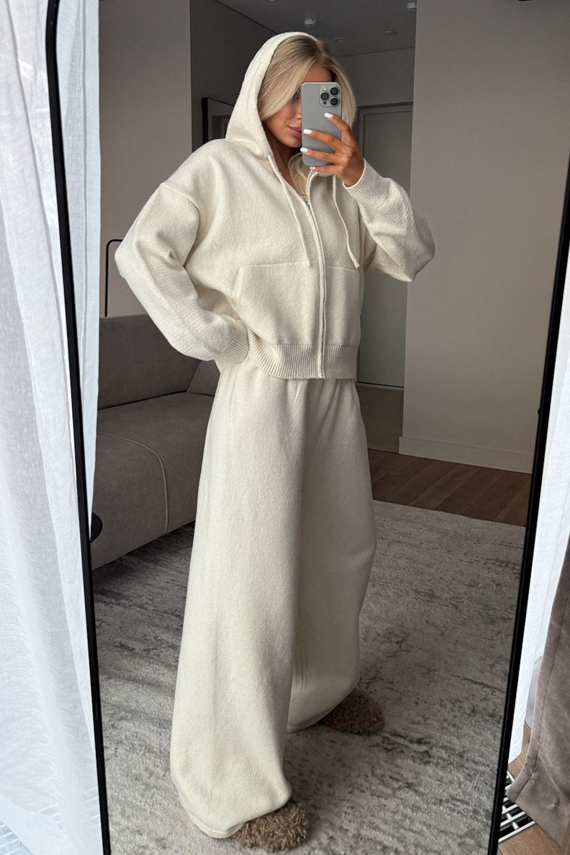 Detailansicht der Kapuze am Strickoberteil des zweiteiligen Outfits