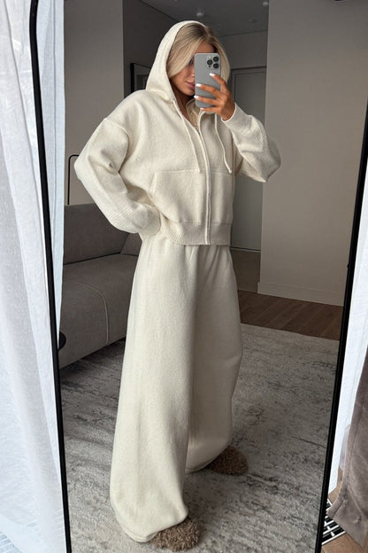 Detailansicht der Kapuze am Strickoberteil des zweiteiligen Outfits