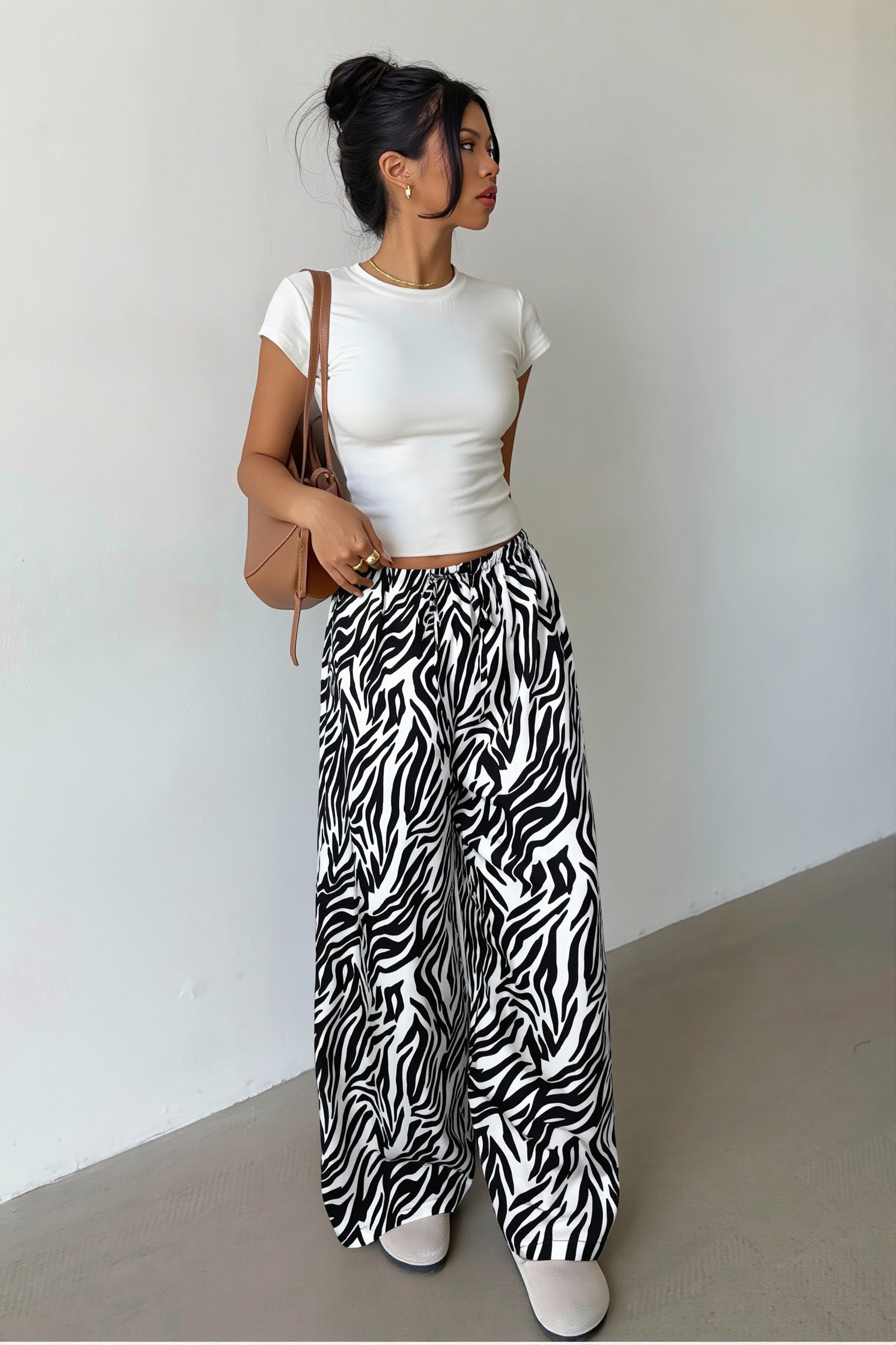 Detailansicht des Prints und Bindebands an der Damenhose