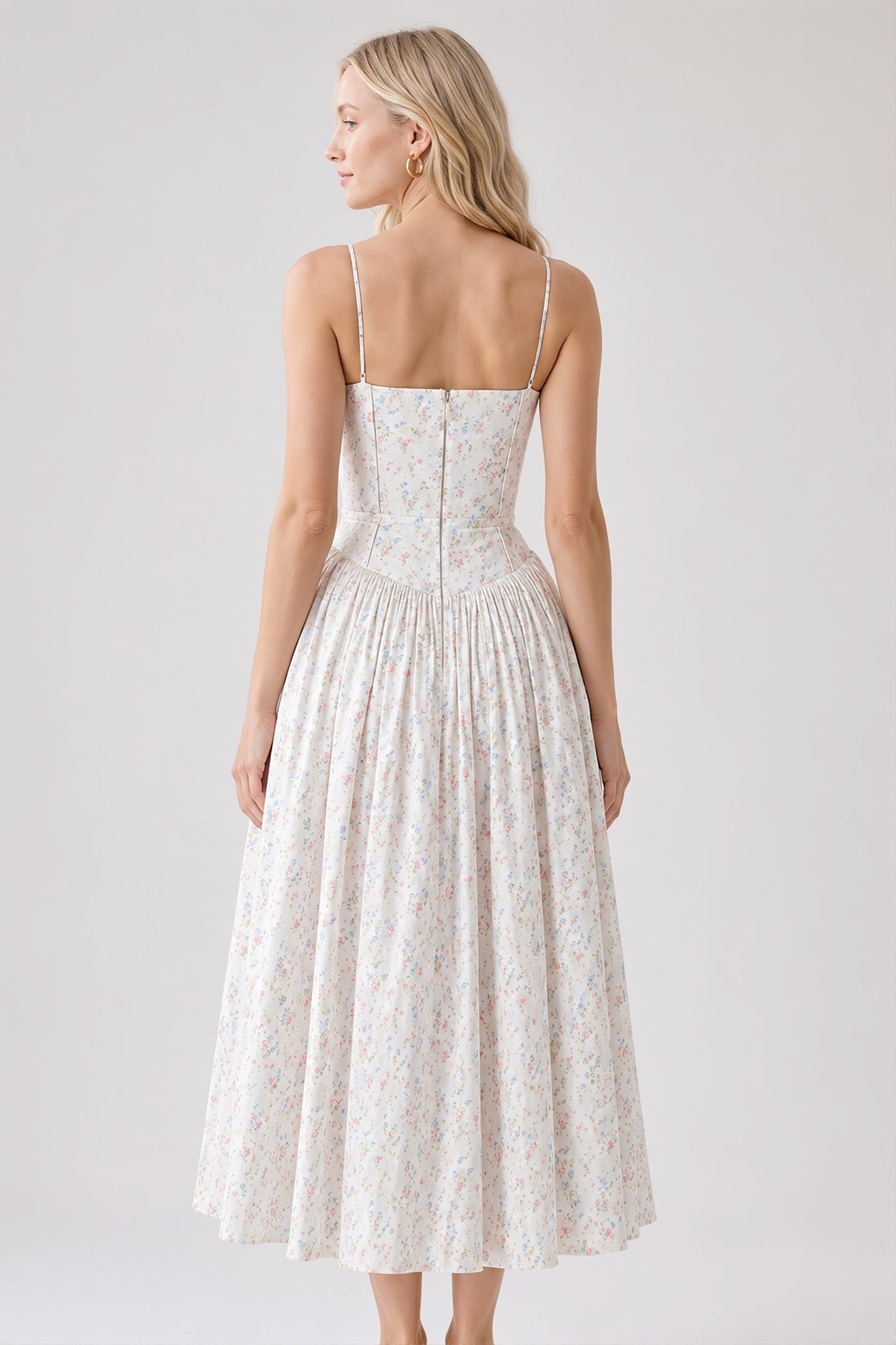 Damen-Maxikleid mit floralem Muster und Slim-Fit-Schnitt am Model