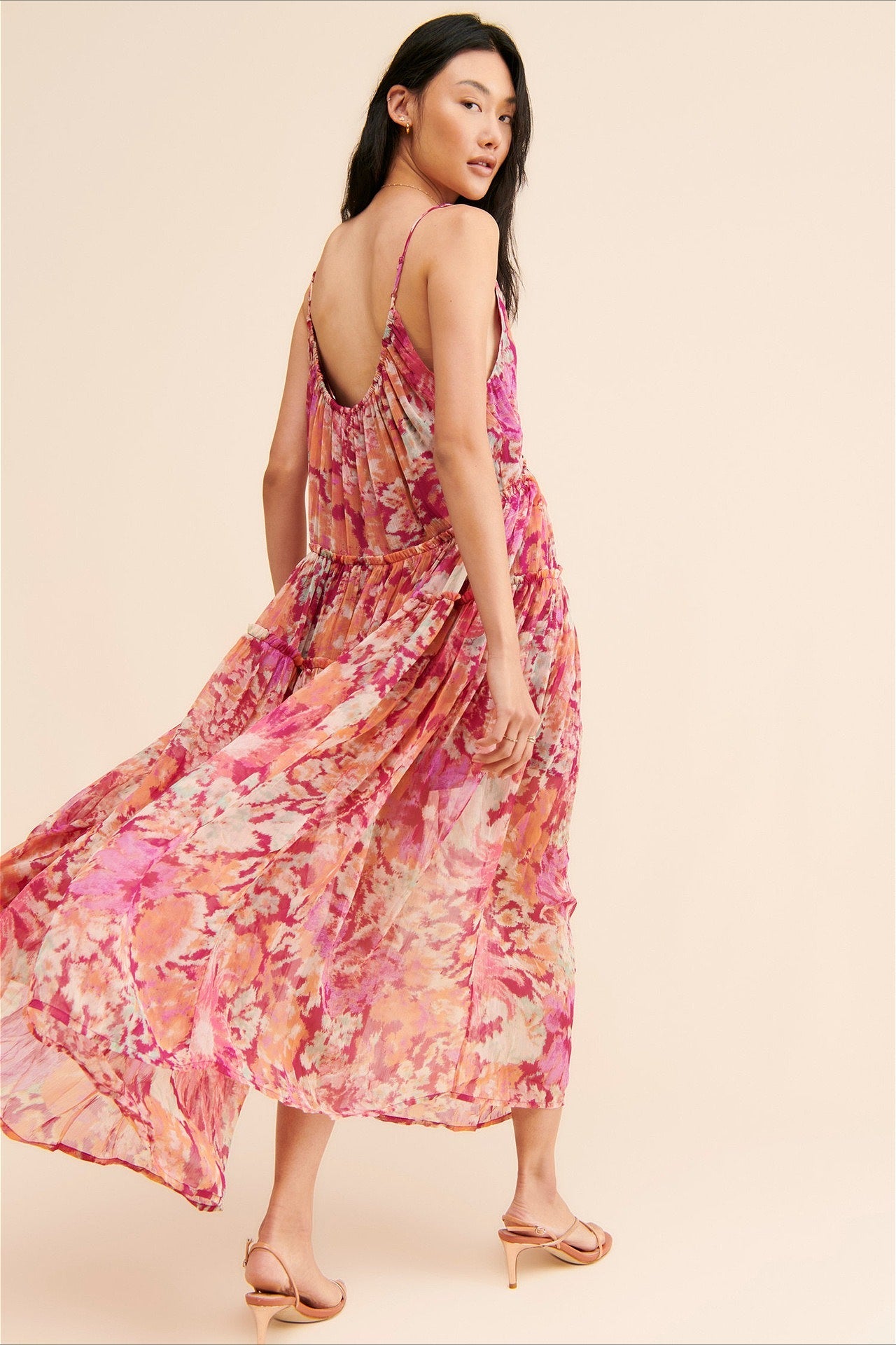 Langes Damenkleid mit Blumenprint und fließender Silhouette im Boho-Look