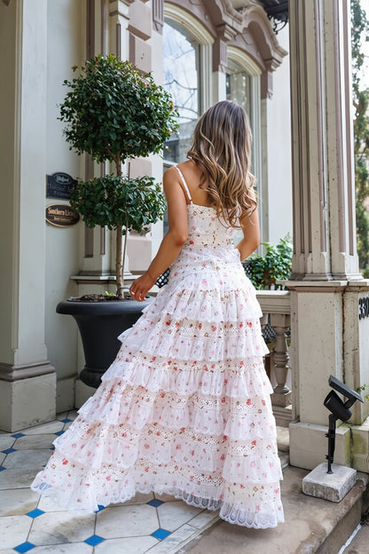 Detailansicht des gestuften Volantsaums am bedruckten Maxikleid