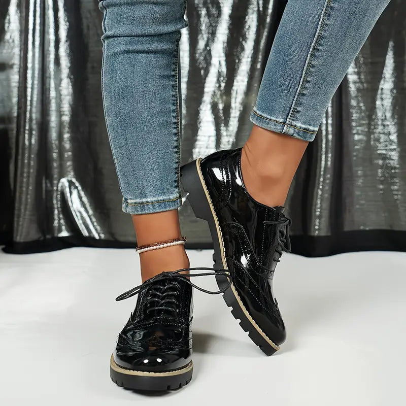 Paar Damen Oxford-Schuhe in Lack-Optik nebeneinander dargestellt