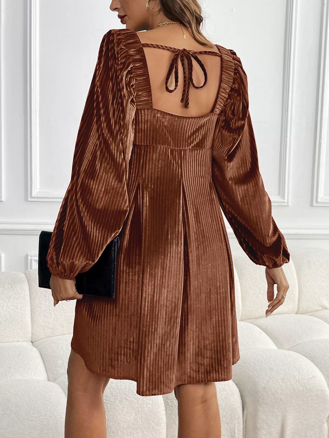 Elegantes langärmeliges Samtkleid für Damen in stilvoller Ansicht