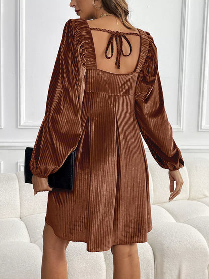 Elegantes langärmeliges Samtkleid für Damen in stilvoller Ansicht