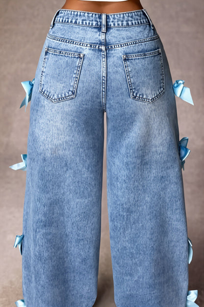 Nahaufnahme des Schleifendetails auf der Damen Straight-Leg-Jeans