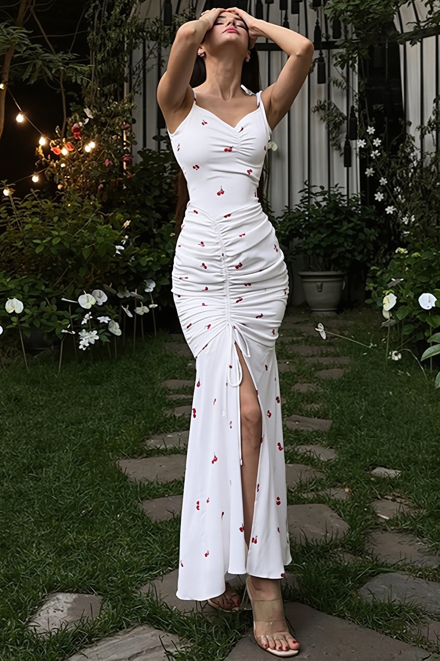 Rückansicht des figurbetonten Damen Maxikleids mit Print und Schlitz