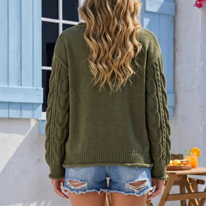 Detailansicht des handgehäkelten Patchwork-Musters am Damenpullover