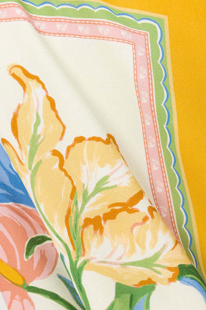 Sommerliches Kleid mit Blumenmuster und fließender Silhouette