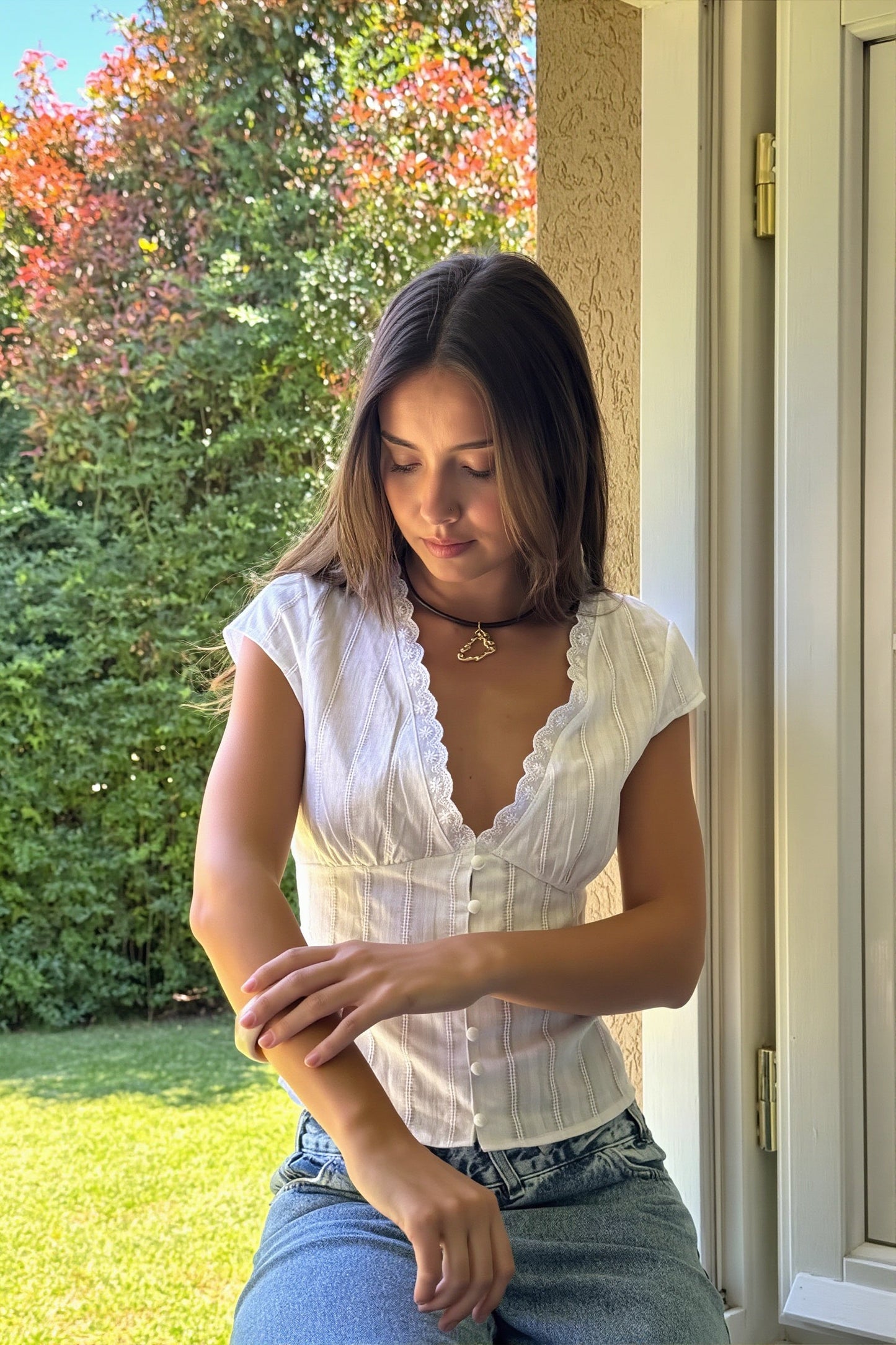 Damen Crop Bluse mit besticktem Stoff in Nahaufnahme