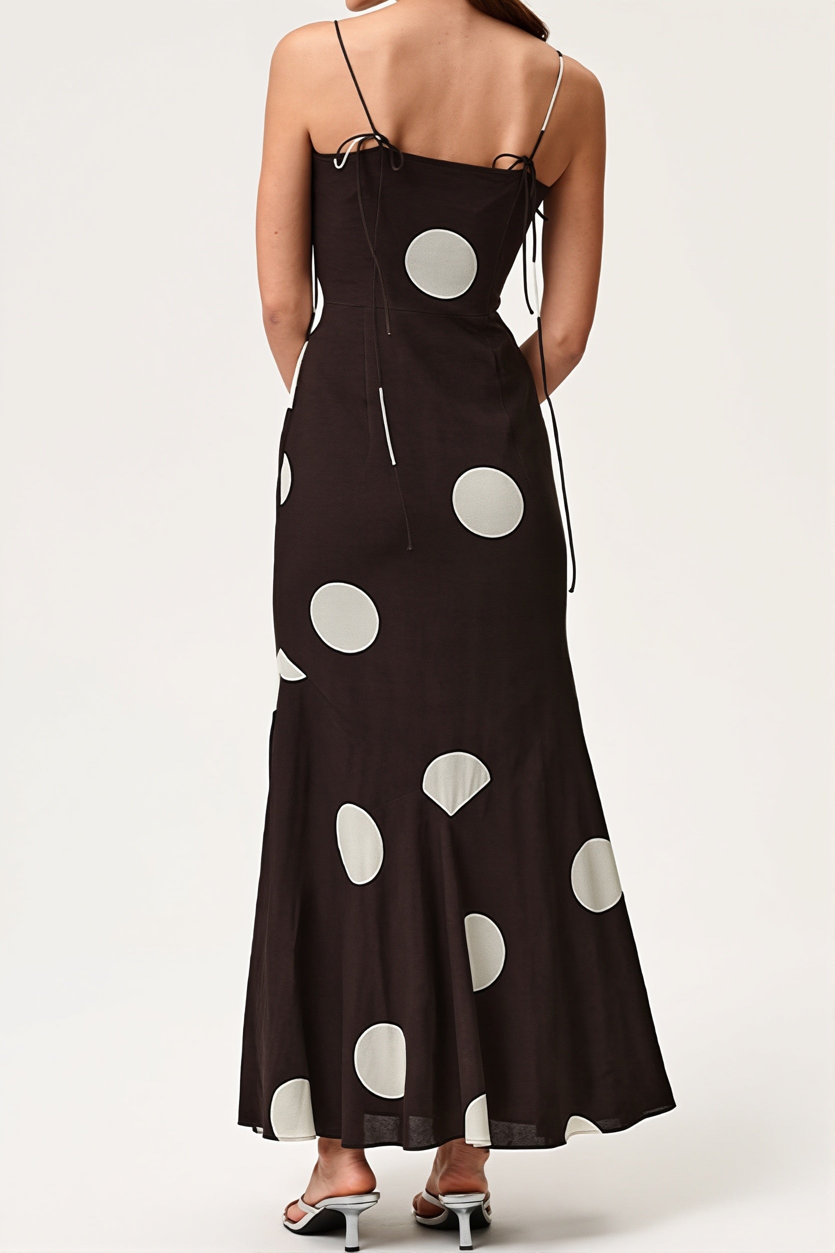 Langes Damenkleid mit Polka Dots und Cami-Trägern im modischen Look
