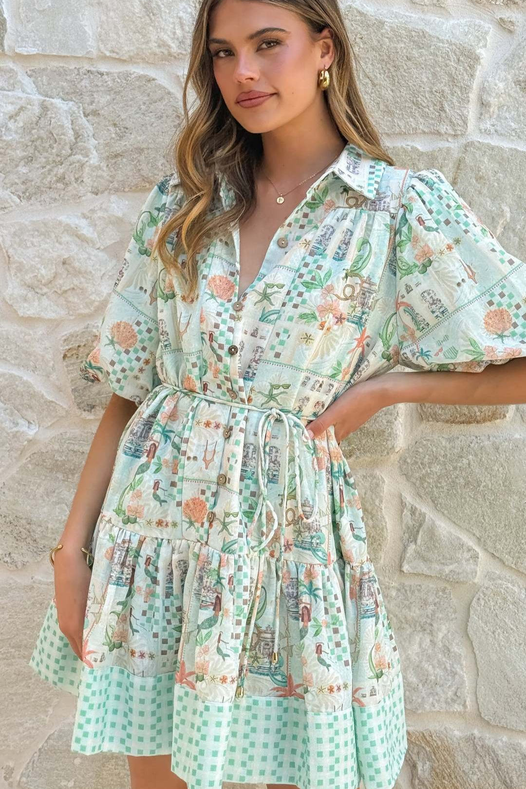 Damen-Sommerkleid mit Blumenprint und femininer Silhouette
