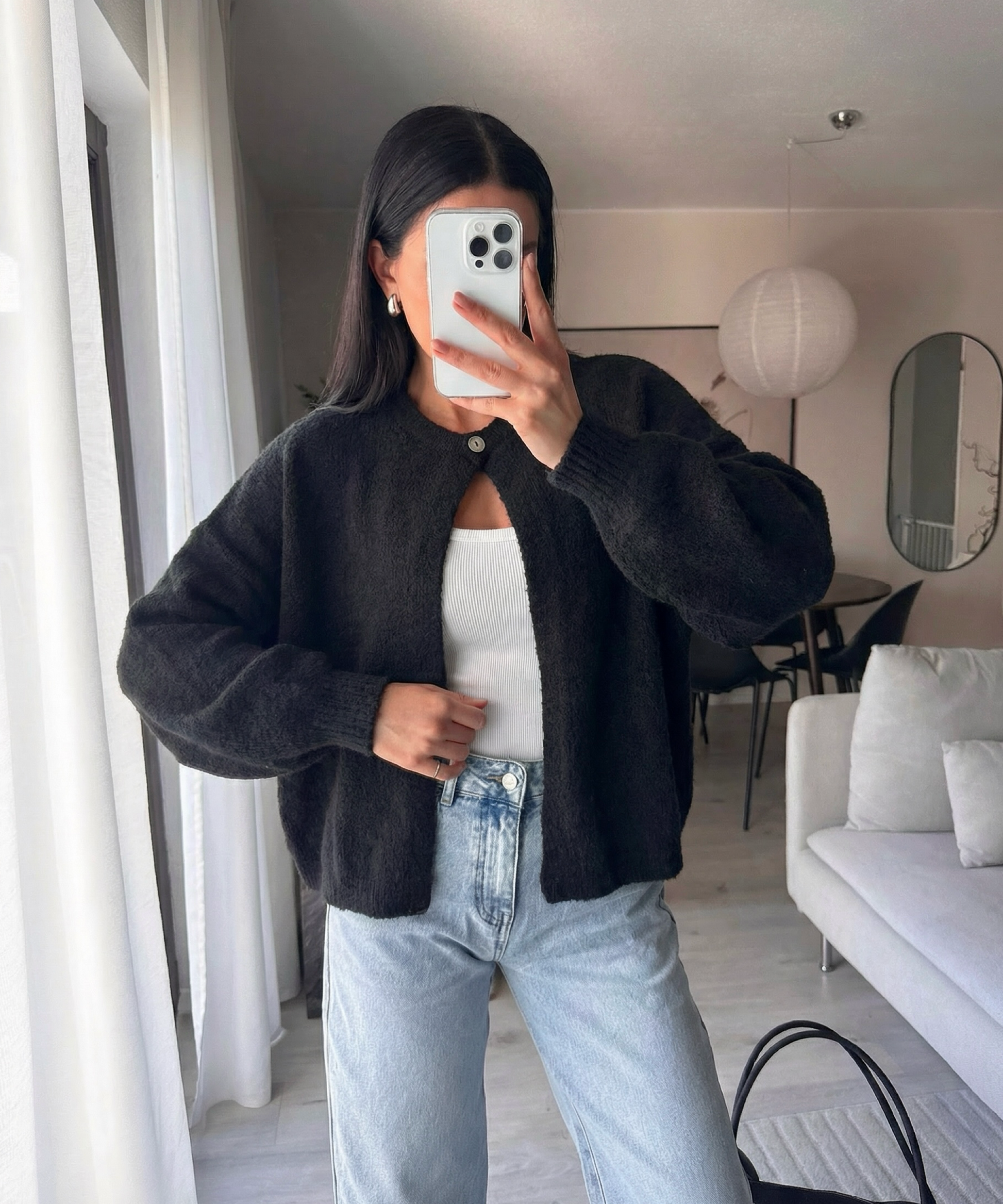 Schwarzer Damen-Cardigan mit klassischem Schnitt auf weißem Hintergrund