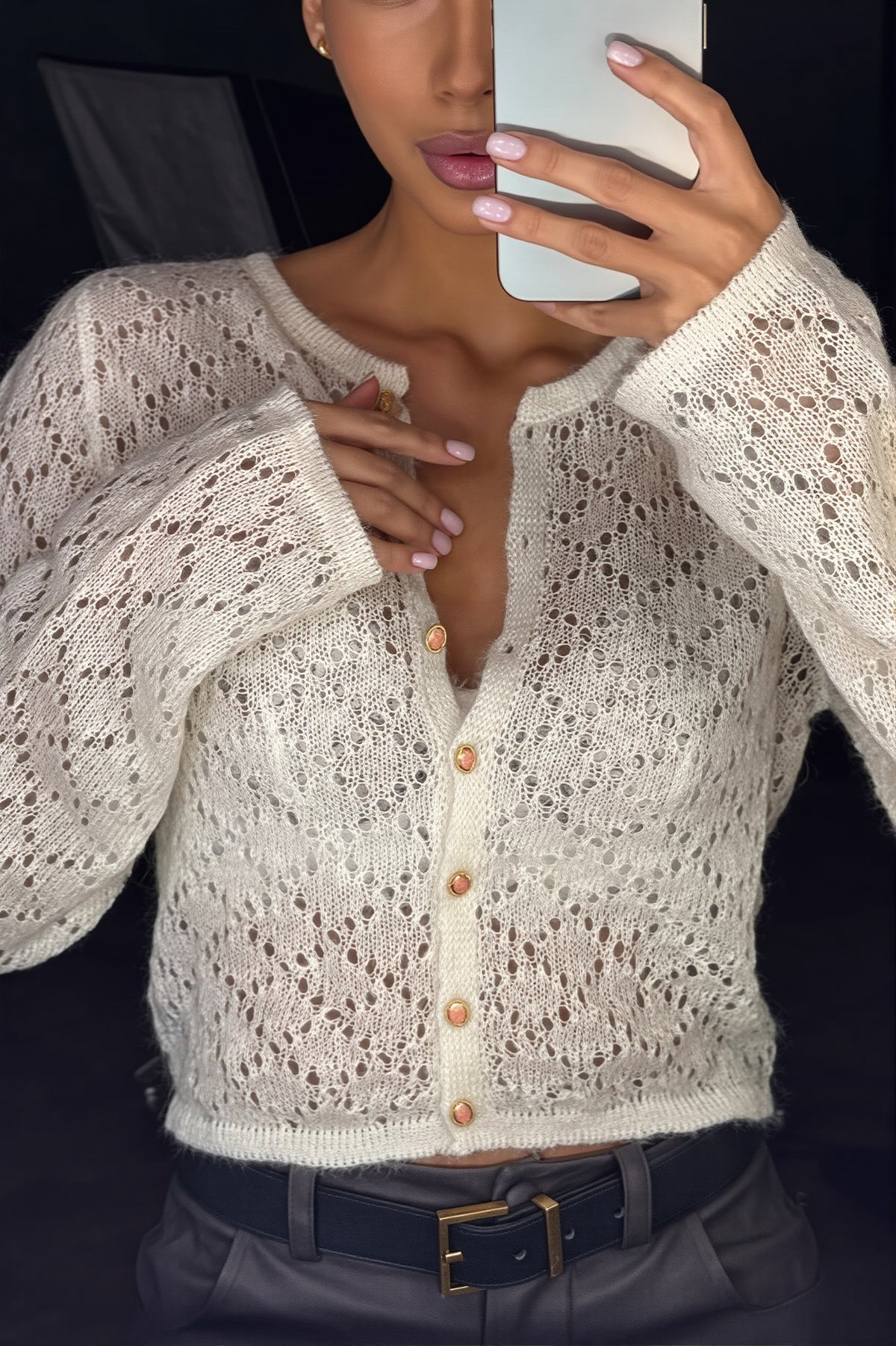 Damen-Cardigan mit Häkelmuster als vielseitiger Layering-Look