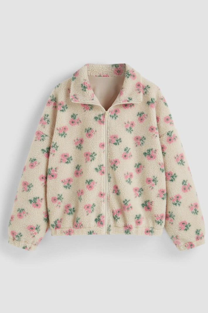 Detailansicht des weichen Sherpa-Fleecestoffs mit Blumenmotiv