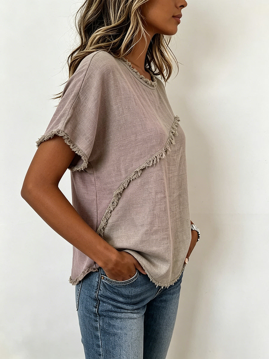 Damen T-Shirt in einfarbigem Design mit lässiger Passform getragen