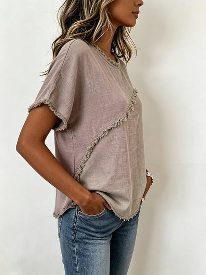 Damen T-Shirt in einfarbigem Design mit lässiger Passform getragen
