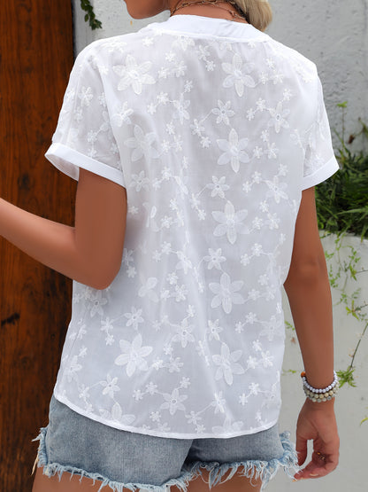 Damenbluse mit Blumenmuster als Freizeitlook für warme Tage