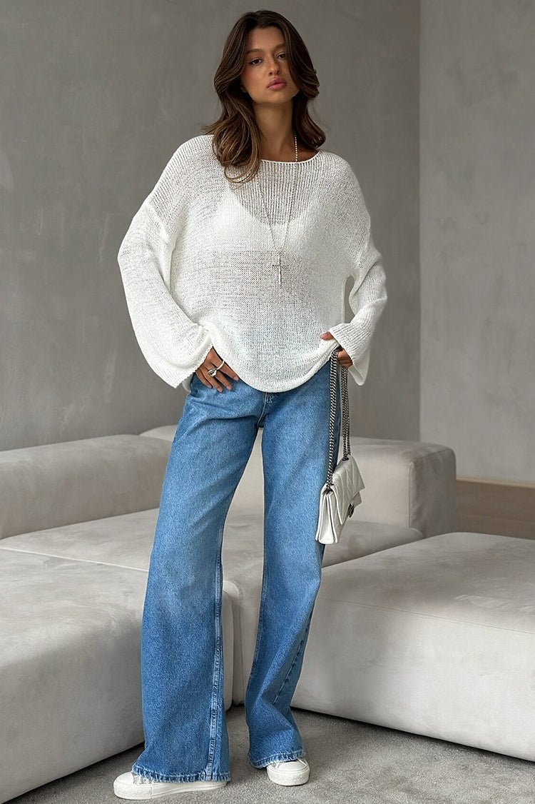 Nahaufnahme des schulterfreien Ausschnitts am Strickpullover