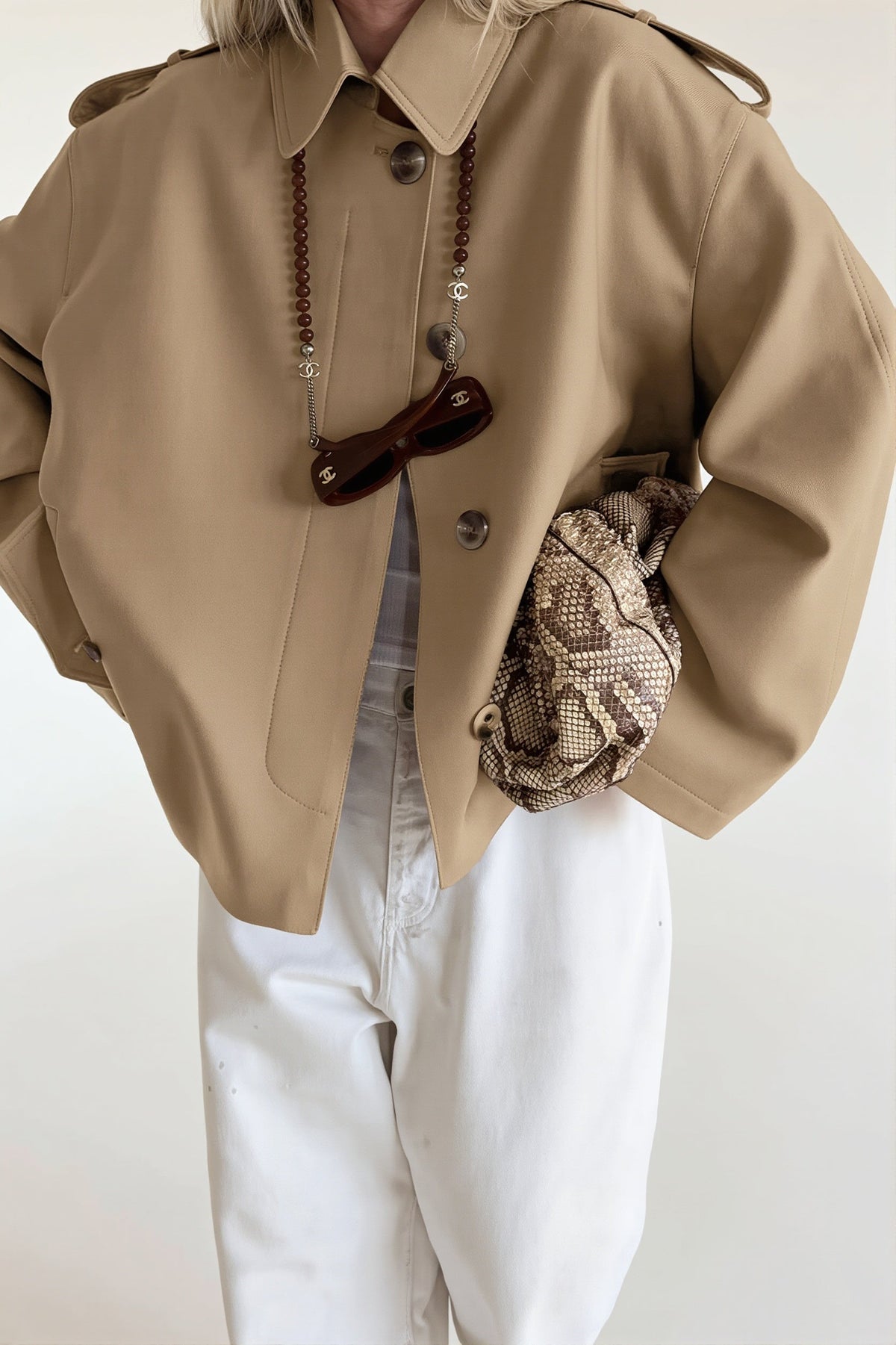 Seitliche Ansicht des kurzen Damen-Trenchcoats mit Gürtel