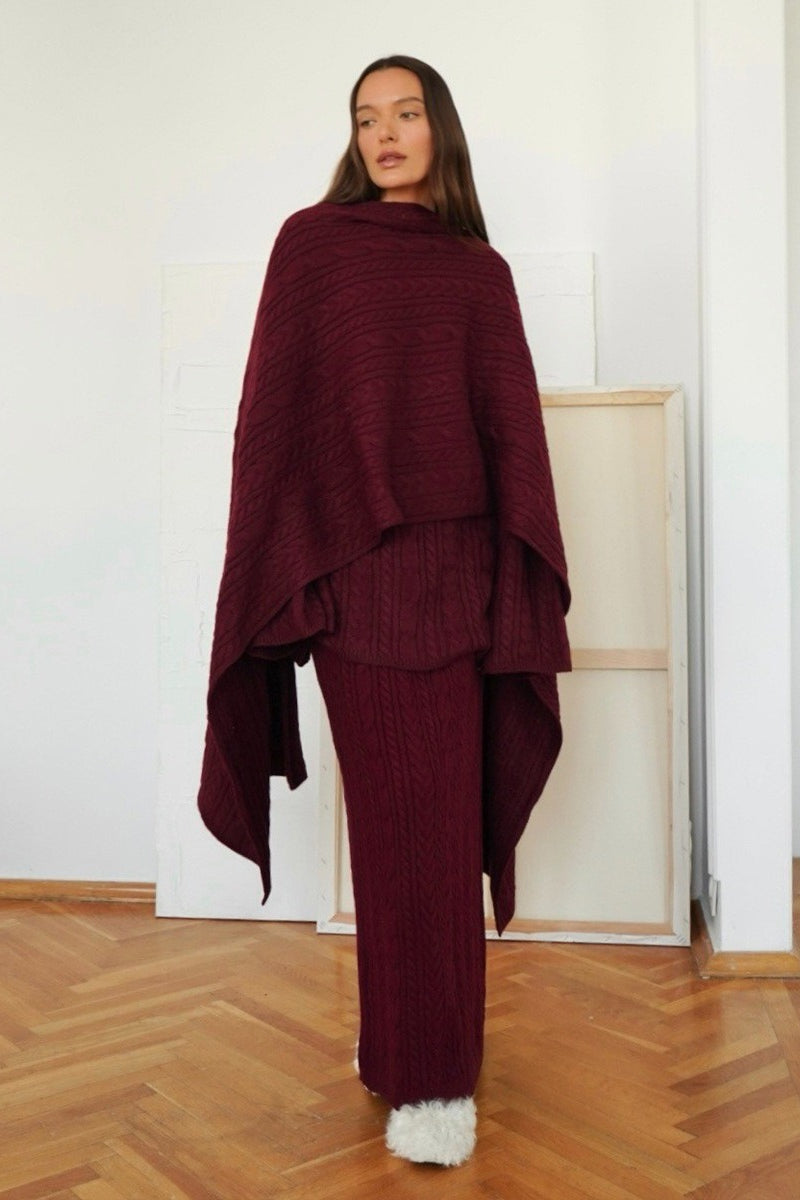 Damen trägt ein zweiteiliges Strickset mit Maxirock