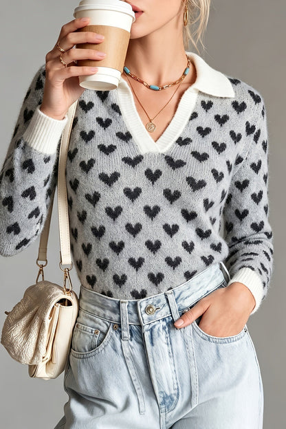 Nahaufnahme des Jacquard-Strickmusters mit Herzen am hellgrauen Damenpullover
