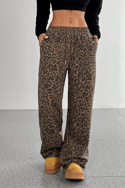 Damenhose mit Leopardenmuster und weitem Bein, Ansicht von vorn