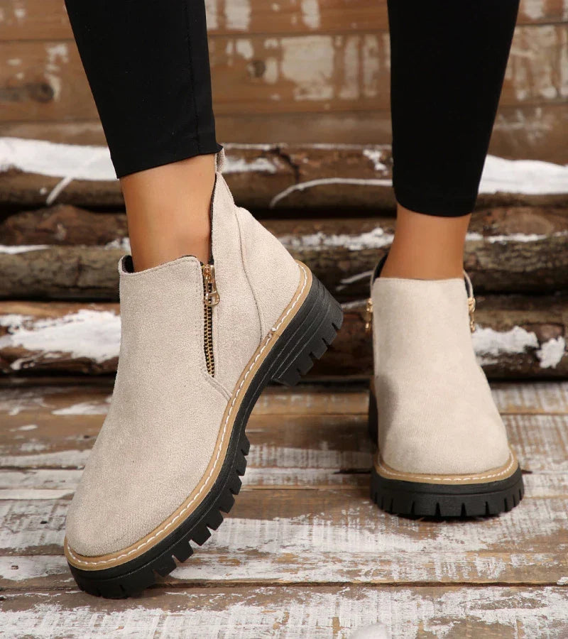 Rückansicht der Damen-Stiefeletten mit erhöhtem Plateauabsatz